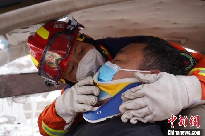 圖為地震實(shí)戰(zhàn)拉動(dòng)現(xiàn)場(chǎng)，參演人員正在進(jìn)行車輛事故救援項(xiàng)目?！∮駱?shù)消防供圖