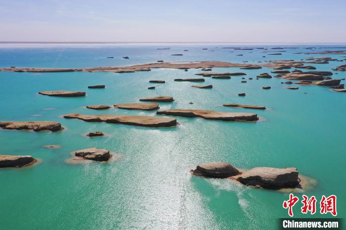 航拍青海大柴旦烏素特水上雅丹奇特景觀?！●R銘言 攝