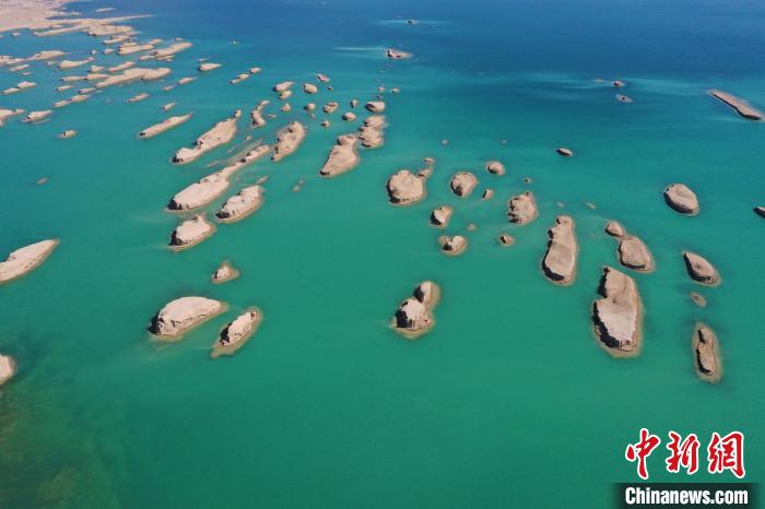 航拍青海大柴旦烏素特水上雅丹奇特景觀?！●R銘言 攝