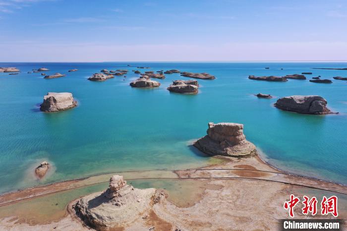 航拍青海大柴旦烏素特水上雅丹奇特景觀?！●R銘言 攝