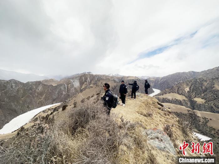 圖為曲麻萊縣崗當(dāng)村的生態(tài)管護(hù)人員開展巡護(hù)?！《“瓦_(dá)杰 攝