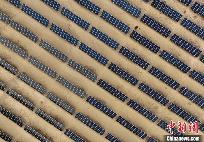 圖為航拍青海省海南藏族自治州共和縣塔拉灘光伏產(chǎn)業(yè)園。　祁增蓓 攝