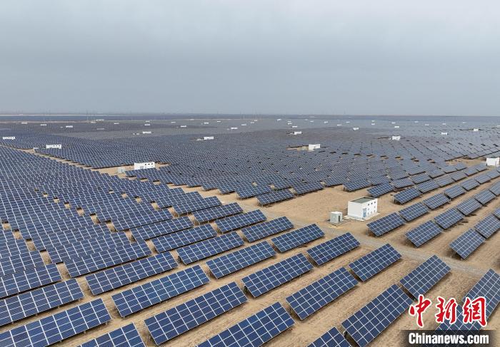 圖為航拍青海省海南藏族自治州共和縣塔拉灘光伏產(chǎn)業(yè)園?！∑钤鲚?攝