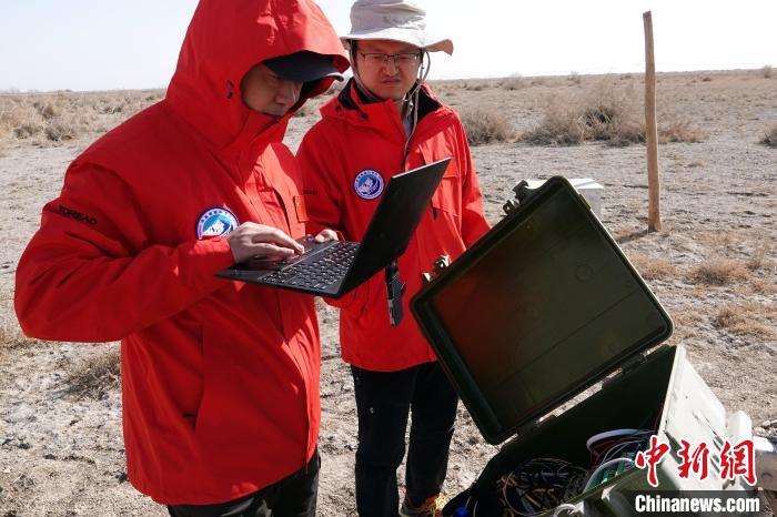 格爾木草地站，青藏科考隊員采集觀測數(shù)據(jù)?！?lt;a target='_blank' href='/'><p  align=