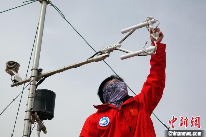 格爾木草地站，青藏科考隊(duì)員維護(hù)科研設(shè)備?！?lt;a target='_blank' href='/'><p  align=