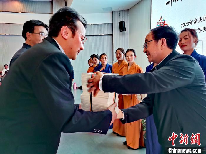 圖為贈送叢書?！?zhí)砀?攝