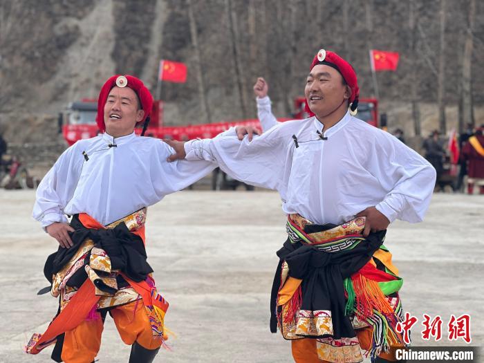 圖為當(dāng)?shù)厝罕娬寡莘沁z類歌舞文化?！±罱瓕?攝