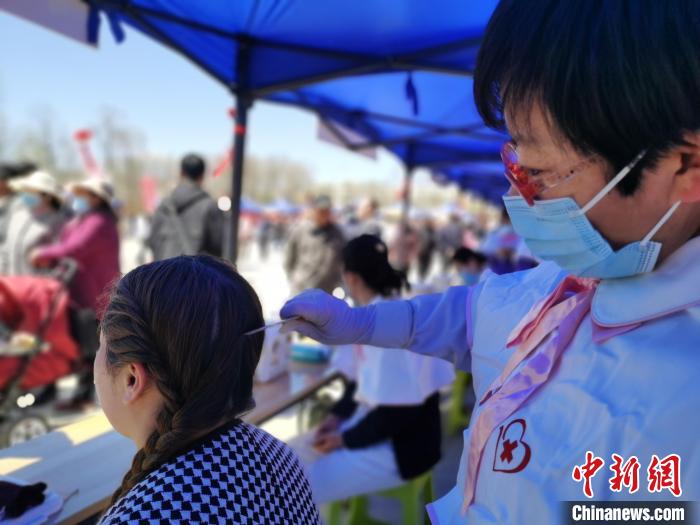 圖為刮痧?！?zhí)砀?攝