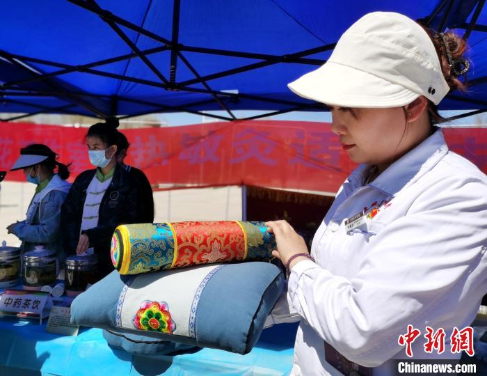 圖為青海省互助縣的中藥枕頭。　張?zhí)砀?攝