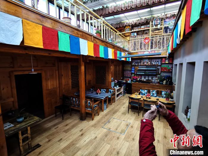 圖為古堡內(nèi)兼具傳統(tǒng)與現(xiàn)代特色的咖啡館?！?zhí)砀?攝