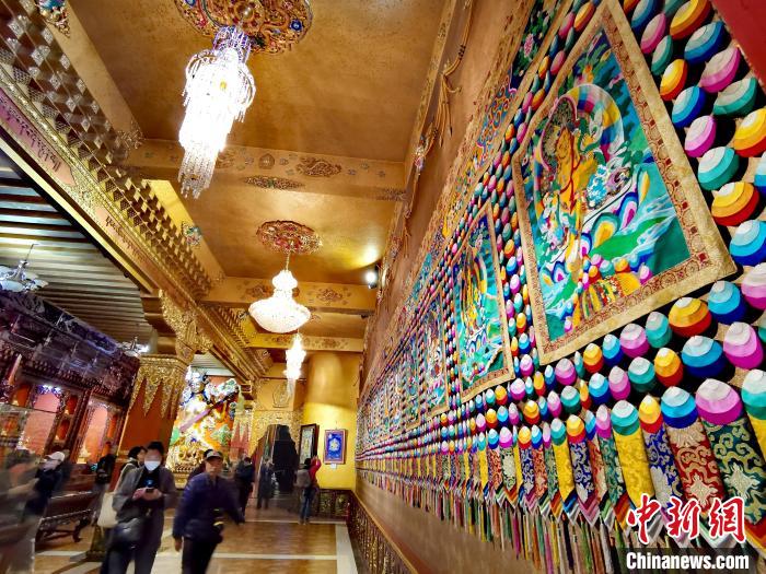 圖為仁俊畫院內(nèi)的堆繡?！?zhí)砀?攝