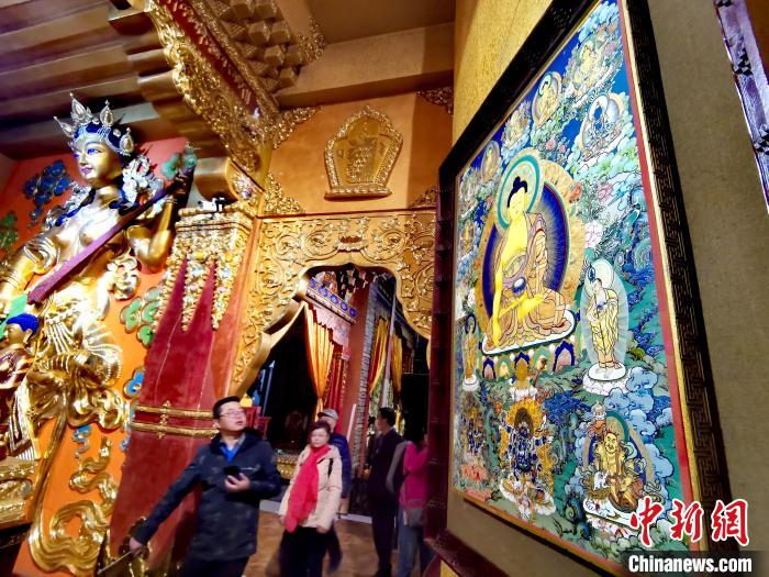 圖為仁俊畫院內(nèi)的唐卡?！?zhí)砀?攝