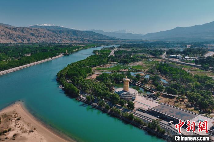 航拍青海貴德黃河岸畔綠意濃濃?！≮w凜松 攝