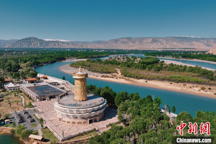 航拍青海貴德黃河岸畔綠意濃濃?！≮w凜松 攝