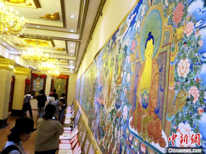 圖為熱貢龍樹畫苑內(nèi)的唐卡?！?zhí)砀?攝