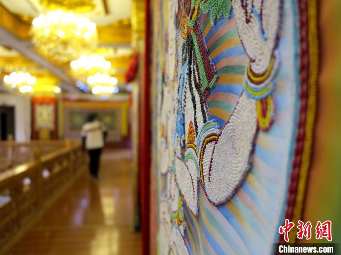 圖為黃南州同仁市熱貢龍樹畫苑內(nèi)的珍珠唐卡?！?zhí)砀?攝