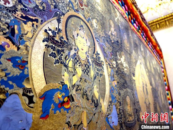 圖為熱貢龍樹畫苑內(nèi)的唐卡。　張?zhí)砀?攝
