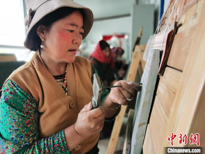 圖為澤庫縣和日鎮(zhèn)石刻藝人?！?zhí)砀?攝