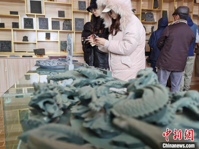 圖為民眾參觀澤庫縣和日石刻?！?zhí)砀?攝