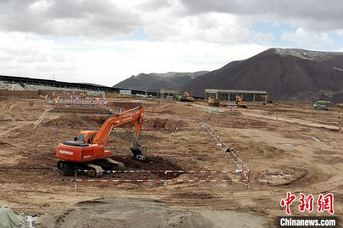 圖為光伏發(fā)電項(xiàng)目施工區(qū)正在抓緊施工?！±铍h 攝