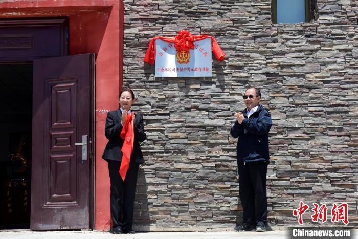 圖為揭牌儀式現(xiàn)場?！埢⒖?攝