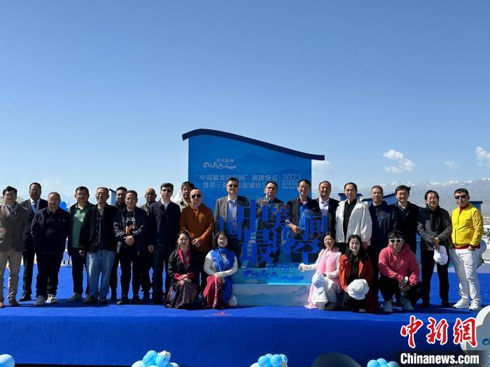 圖為國(guó)內(nèi)眾多詩(shī)人在茶卡鹽湖景區(qū)合影。　劉洋 攝