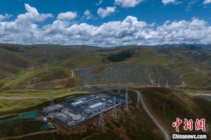 航拍建成投運(yùn)的柯拉一期光伏電站升壓站。　劉忠俊 攝