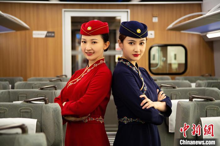 圖為整體色彩以“深藏青”和“喇嘛紅”為主調(diào)的西格段“復(fù)興號(hào)”動(dòng)車組乘務(wù)員新制服?！±罾?攝