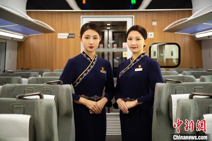 圖為整體色彩以“深藏青”為主調(diào)的西格段“復(fù)興號(hào)”動(dòng)車(chē)組乘務(wù)員新制服?！±罾?攝