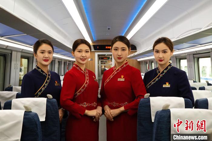 圖為整體色彩以“深藏青”和“喇嘛紅”為主調(diào)的西格段“復(fù)興號(hào)”動(dòng)車(chē)組乘務(wù)員新制服?！±罾?攝