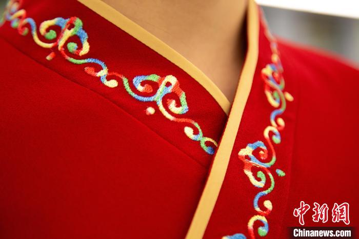 圖為新制服領(lǐng)口點(diǎn)綴有蒙古特色的烏力吉紋繡花?！±罾?攝