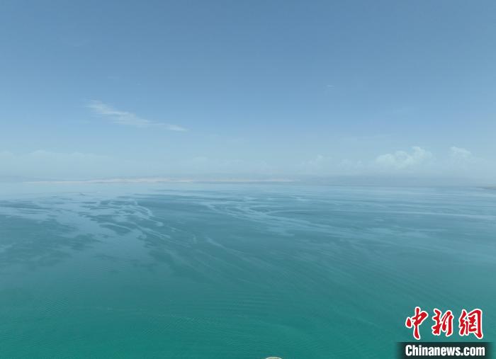圖為航拍仲夏時(shí)節(jié)，青海湖水天一色?！∑钤鲚?攝