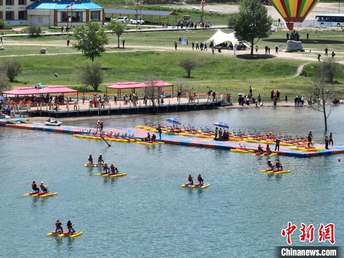 圖為航拍游客青海湖二郎劍景區(qū)體驗(yàn)娛樂(lè)項(xiàng)目?！∑钤鲚?攝