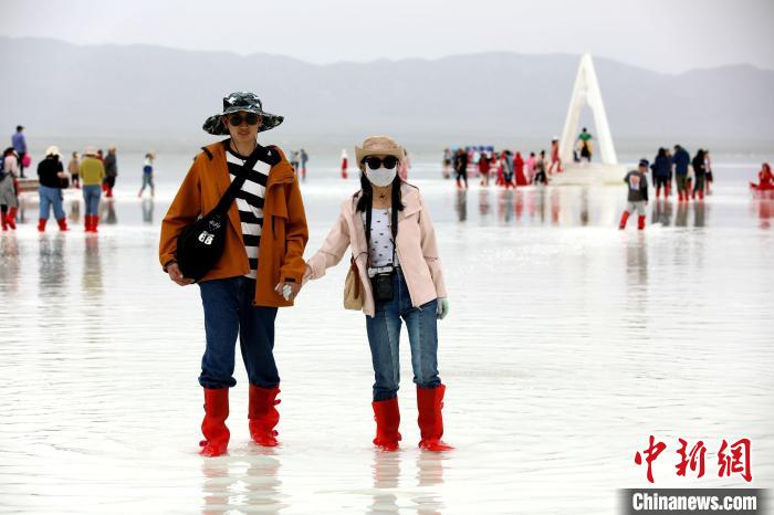圖為游客在茶卡鹽湖之中。　薛蒂 攝
