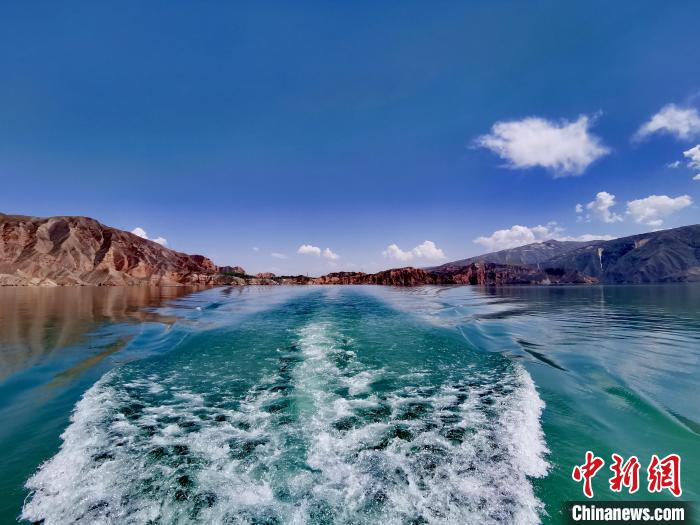 圖為坎布拉境內(nèi)的黃河庫區(qū)。(資料圖) 張?zhí)砀?攝