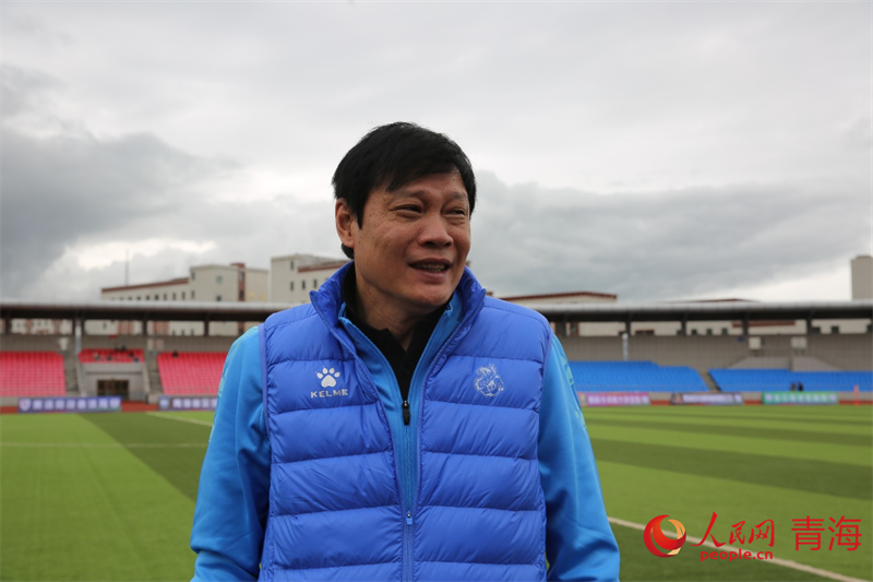 中場休息時(shí)與球員交流的范志毅。人民網(wǎng) 馬可欣攝