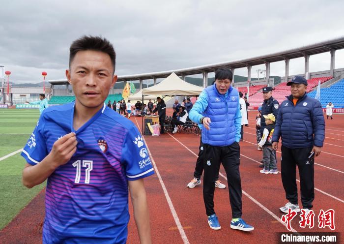 圖為范志毅在球場(chǎng)邊指導(dǎo)球員?！●R銘言 攝