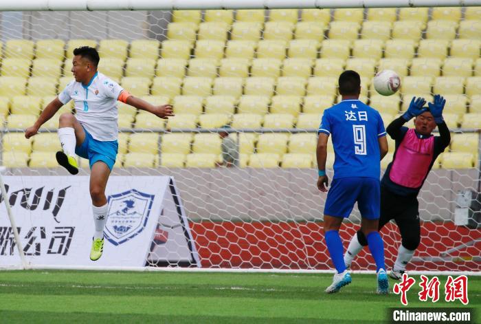 圖為班瑪隊(duì)(白)與達(dá)日隊(duì)在球場(chǎng)進(jìn)行比拼?！●R銘言 攝