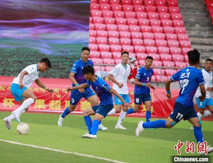 圖為班瑪隊(duì)(白)與達(dá)日隊(duì)在球場(chǎng)進(jìn)行比拼?！●R銘言 攝