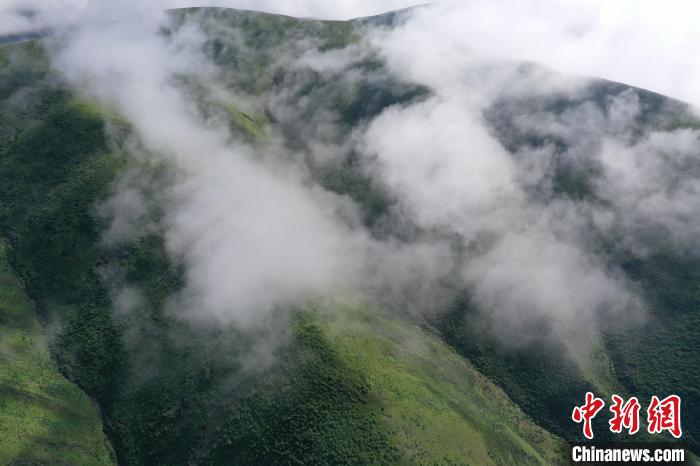 航拍賽來塘鎮(zhèn)山間云霧繚繞?！●R銘言 攝