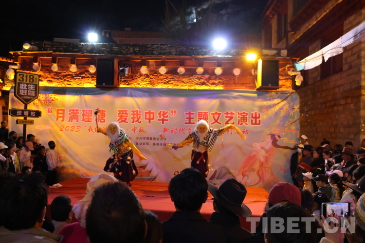 圖為藏戲表演.JPG
