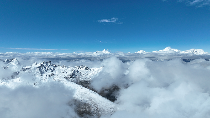 在白馬雪山遙望梅里雪山。德欽縣融媒體中心供圖