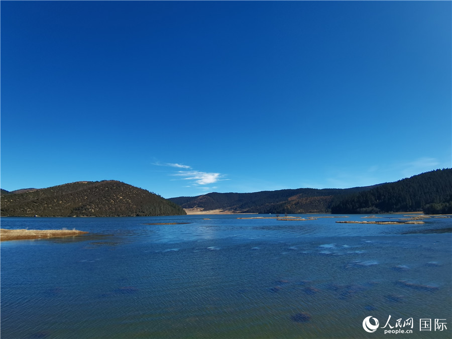 香格里拉國家公園景區(qū)內(nèi)，被譽為“高原仙子”的屬都湖。人民網(wǎng)記者 杜明明攝