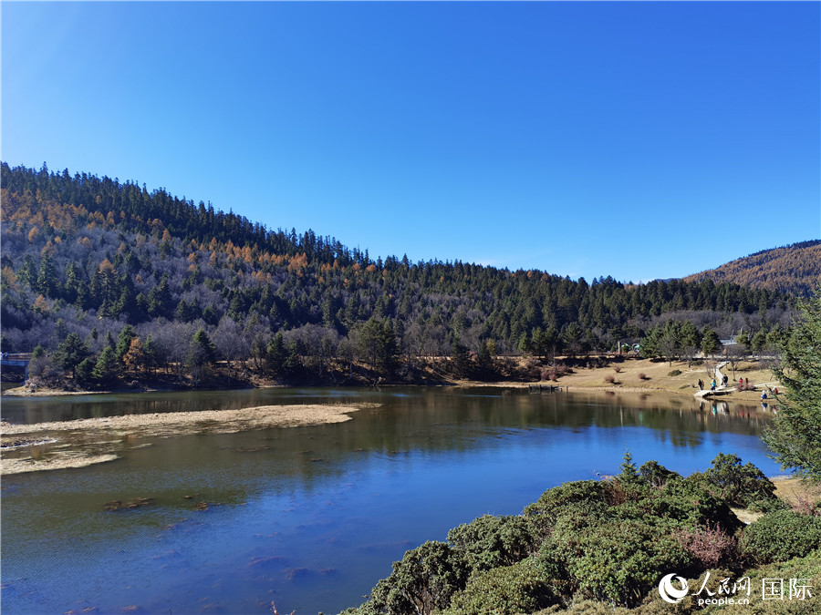 香格里拉國家公園景區(qū)內(nèi)，被譽為“高原仙子”的屬都湖吸引了眾多游客。人民網(wǎng)記者 杜明明攝