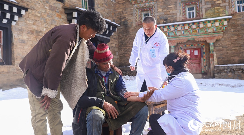 幫扶醫(yī)療小分隊(duì)成員為村民義診。劉學(xué)懿攝