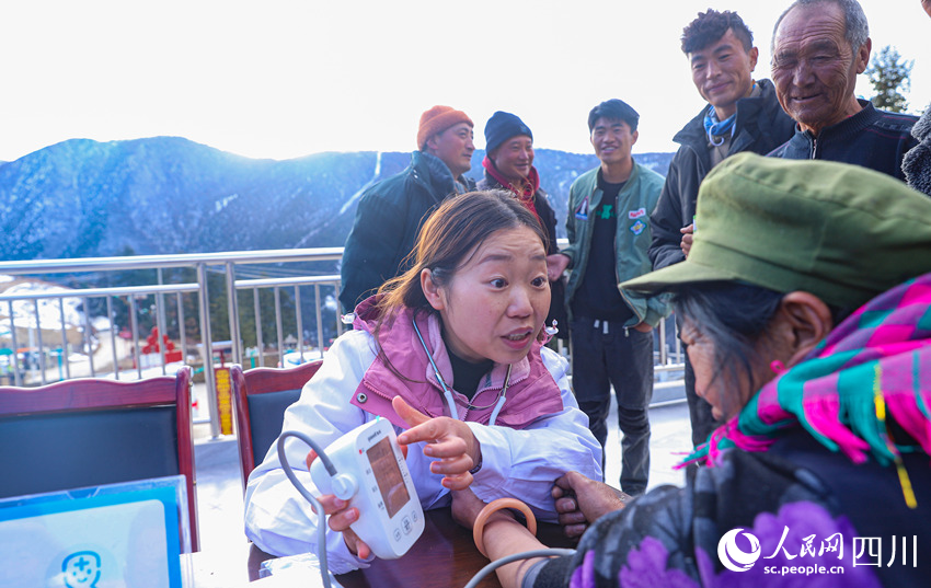 幫扶醫(yī)療小分隊成員為村民義診。劉學懿攝