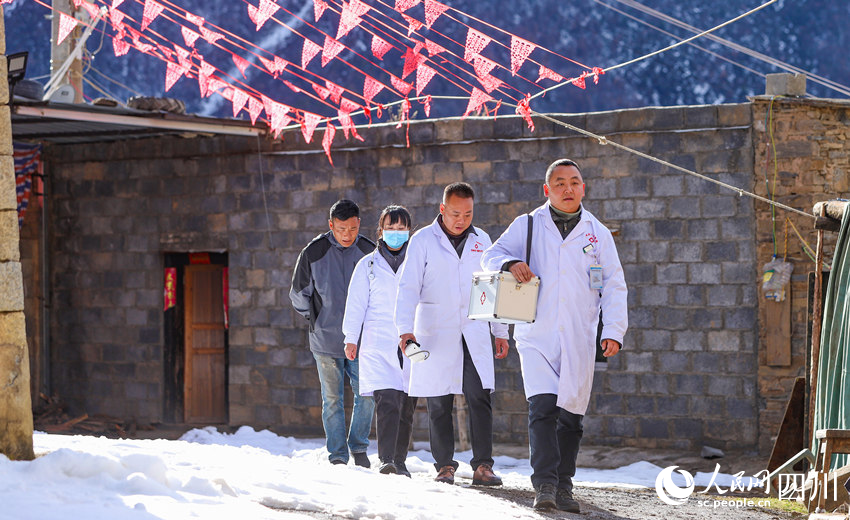 對口幫扶醫(yī)療小分隊行走在雪地里。劉學懿攝