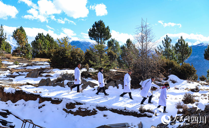 對口幫扶醫(yī)療小分隊行走在雪地里。劉學懿攝