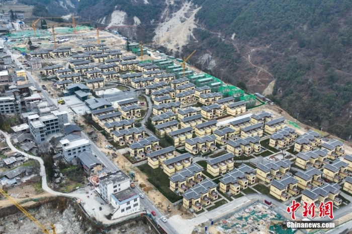 圖為2月1日，瀘定磨西鎮(zhèn)震后重建的安置小區(qū)。(無人機(jī)照片)<a target='_blank' href='/'><p  align=