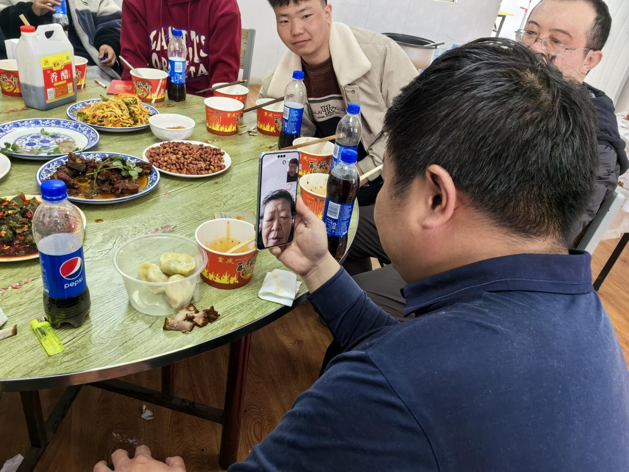 王玉琦與家人視頻。王元明攝